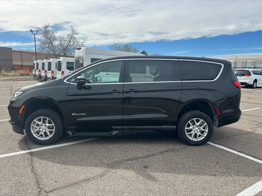 Black Chrysler Pacifica image number 11