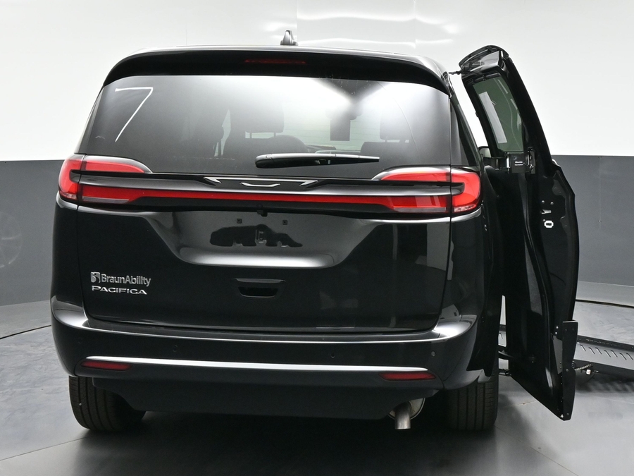 New 2027 Chrysler Pacifica Select Plus - BraunAbility Side Entry Fold Out Automatic Ramp