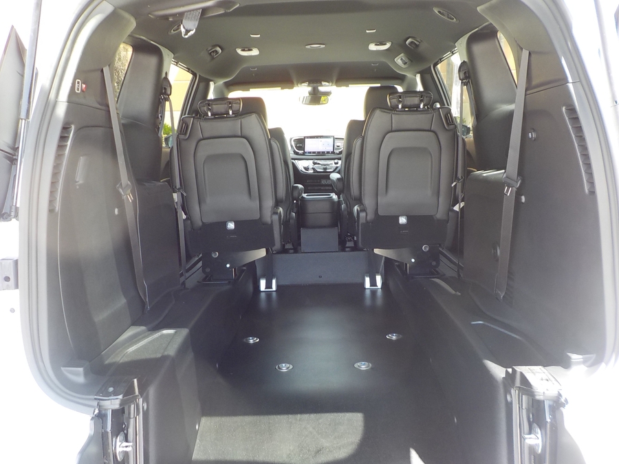 White Chrysler Voyager image number 41