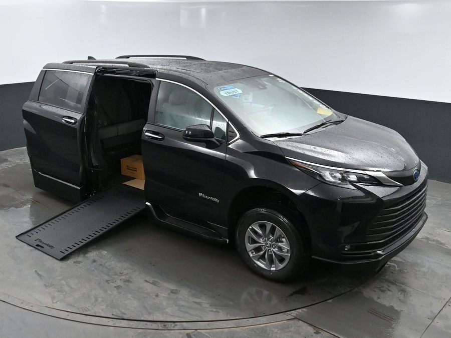 New 2025 Toyota Sienna Hybrid XLE Plus - BraunAbility Side Entry Entry In Floor Automatic Ramp