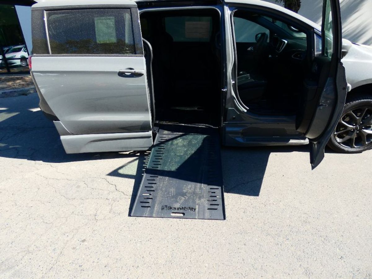 2023 Chrysler Pacifica Touring L's photo