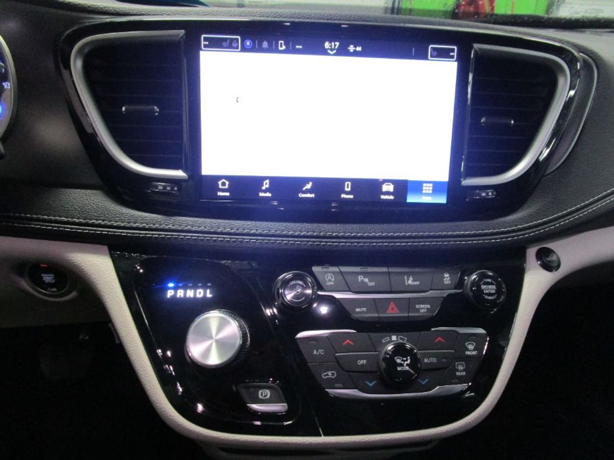 Blue Chrysler Pacifica image number 18