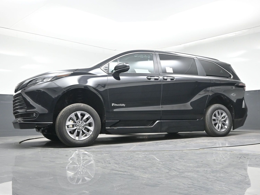 Black Toyota Sienna image number 16