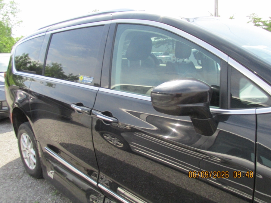 Black Chrysler Pacifica image number 4
