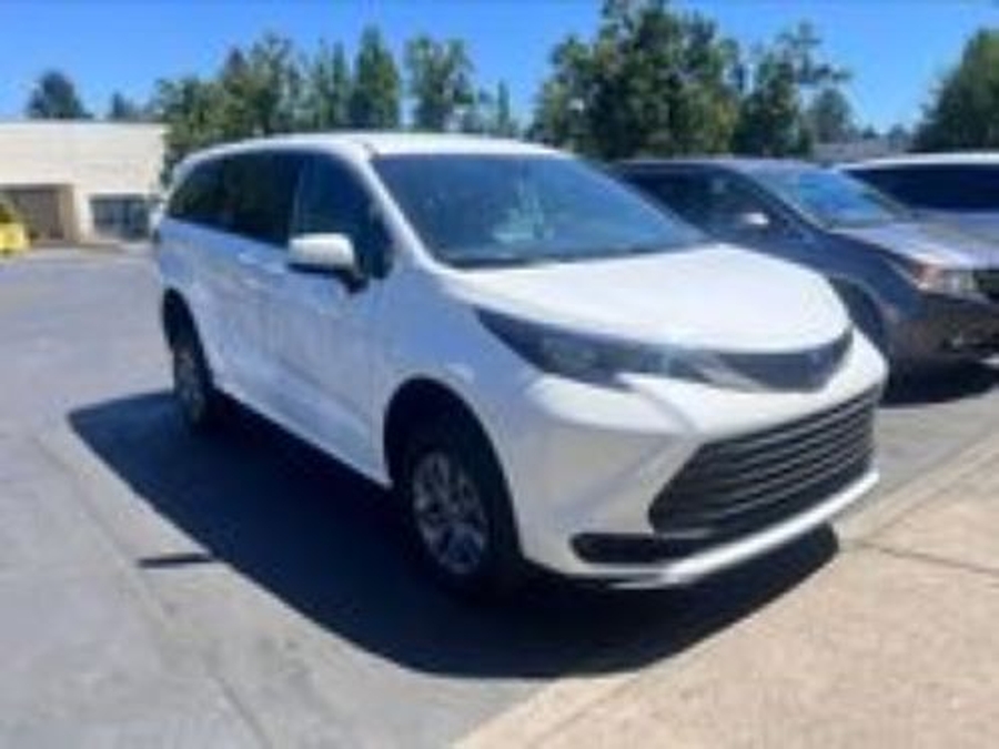New 2026 Toyota Sienna Hybrid LE w swivel 2nd row - Vantage Mobility Rear Entry Entry Fold Out Manual Ramp