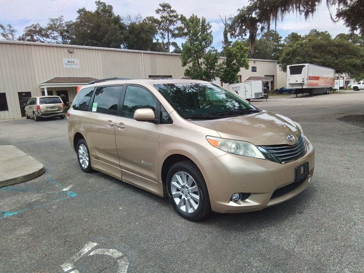 2011 TOYOTA SIENNA - Image 3