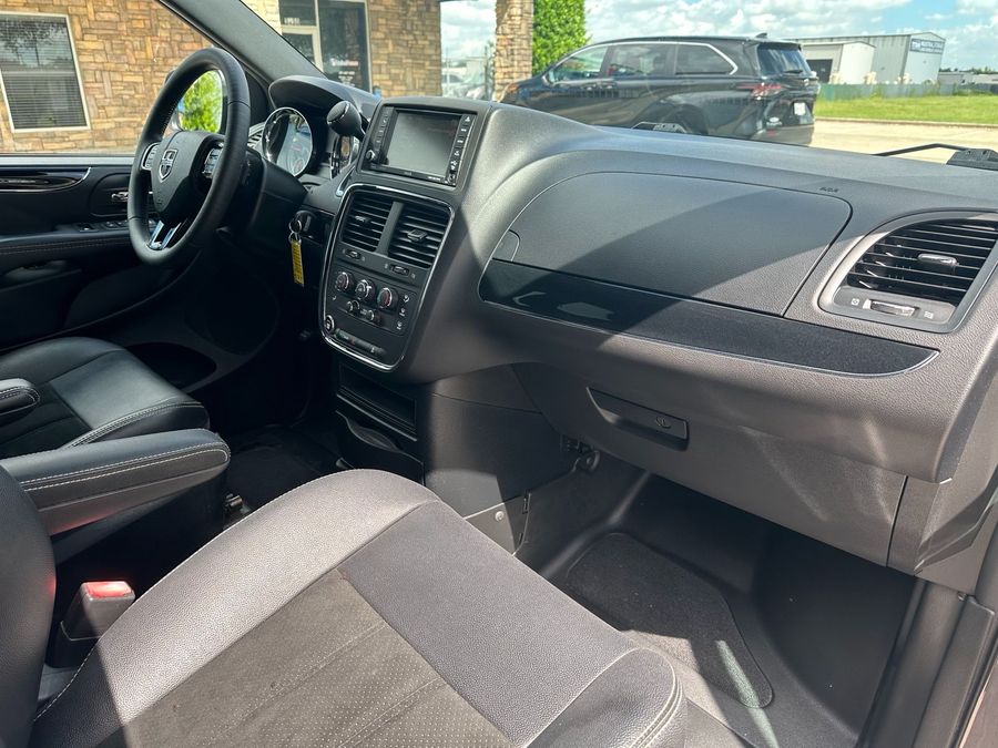 Used 2015 Dodge Grand Caravan SXT - BraunAbility Side Entry Entry Fold Out Automatic Ramp