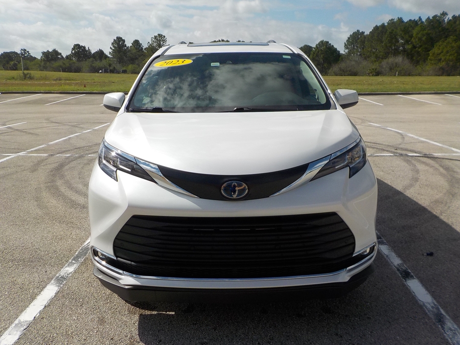 White Toyota Sienna image number 3