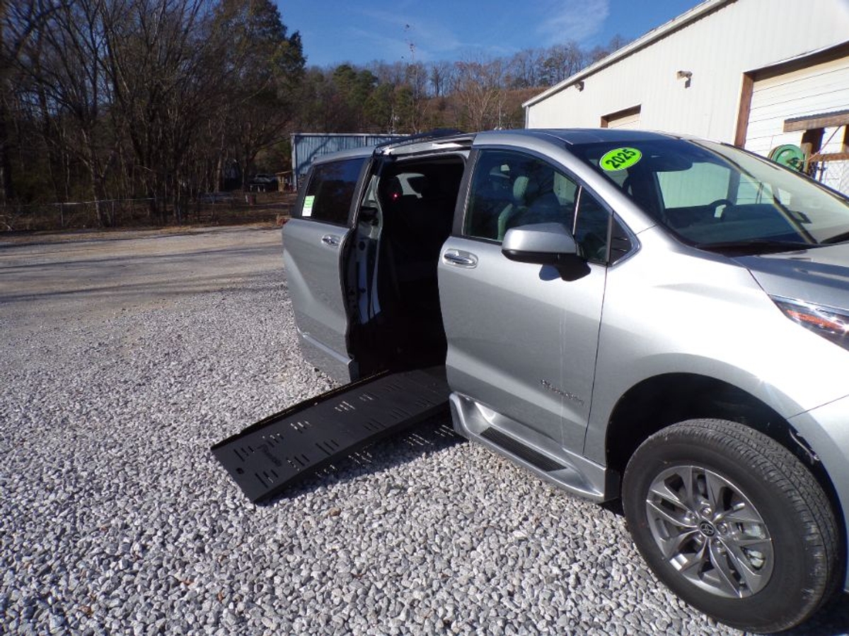 2025 Toyota Sienna XLE's photo