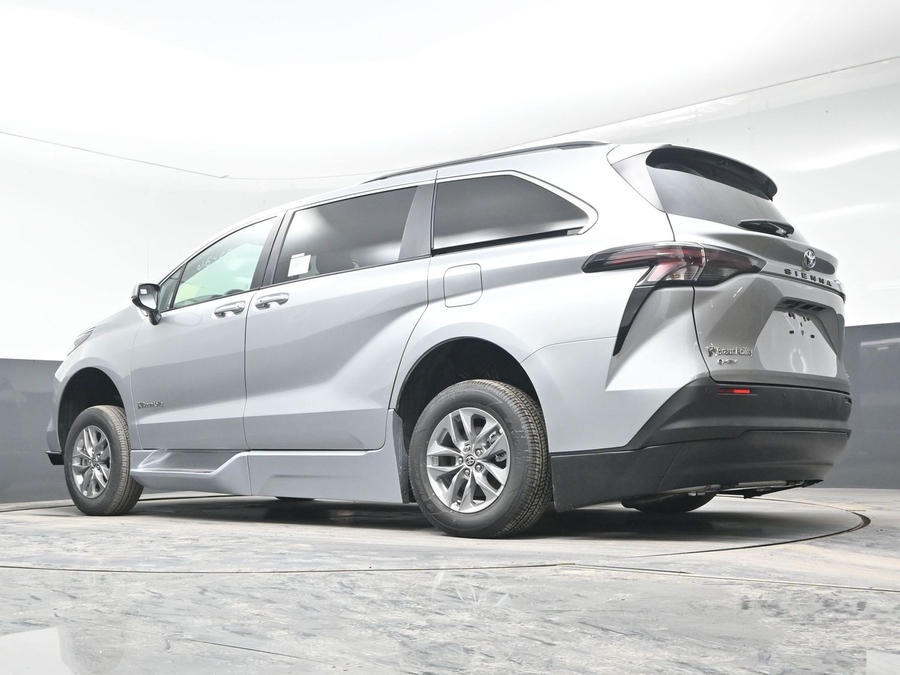 New 2025 Toyota Sienna Hybrid XLE Plus - BraunAbility Side Entry Entry In Floor Automatic Ramp