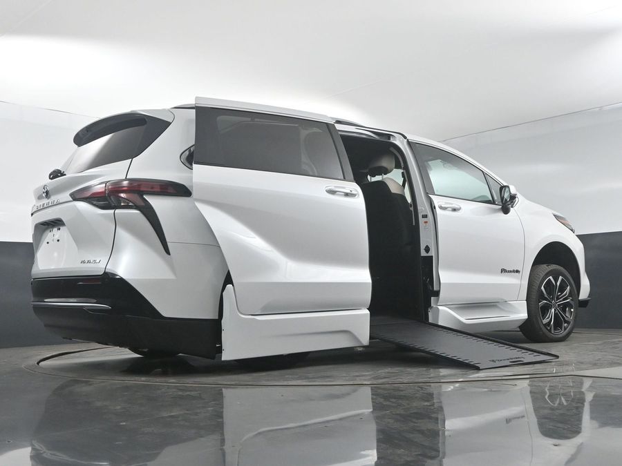 New 2025 Toyota Sienna Hybrid Platinum - BraunAbility Side Entry Entry In Floor Automatic Ramp
