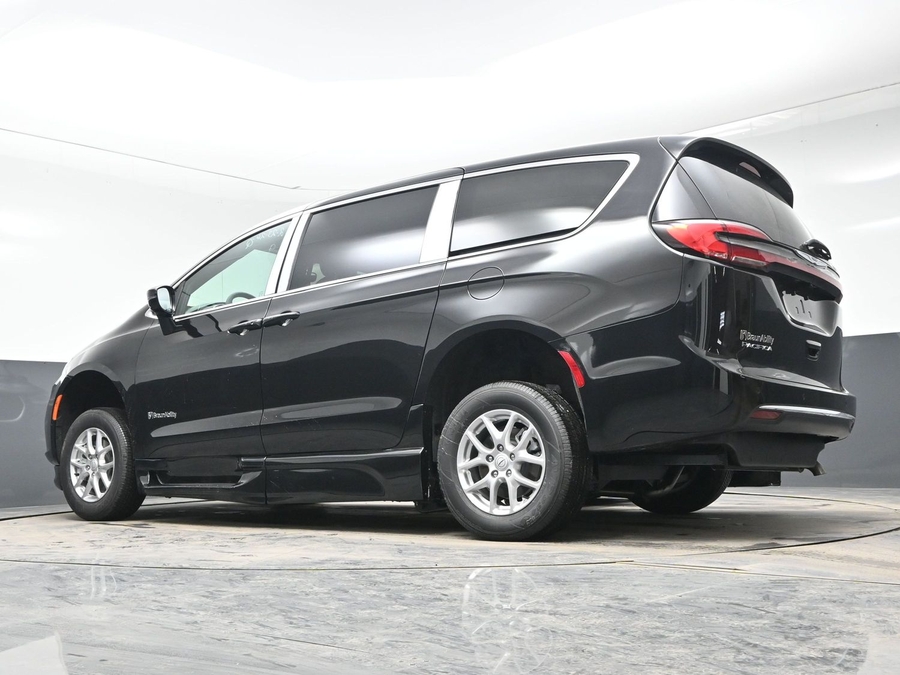 Black Chrysler Pacifica image number 20