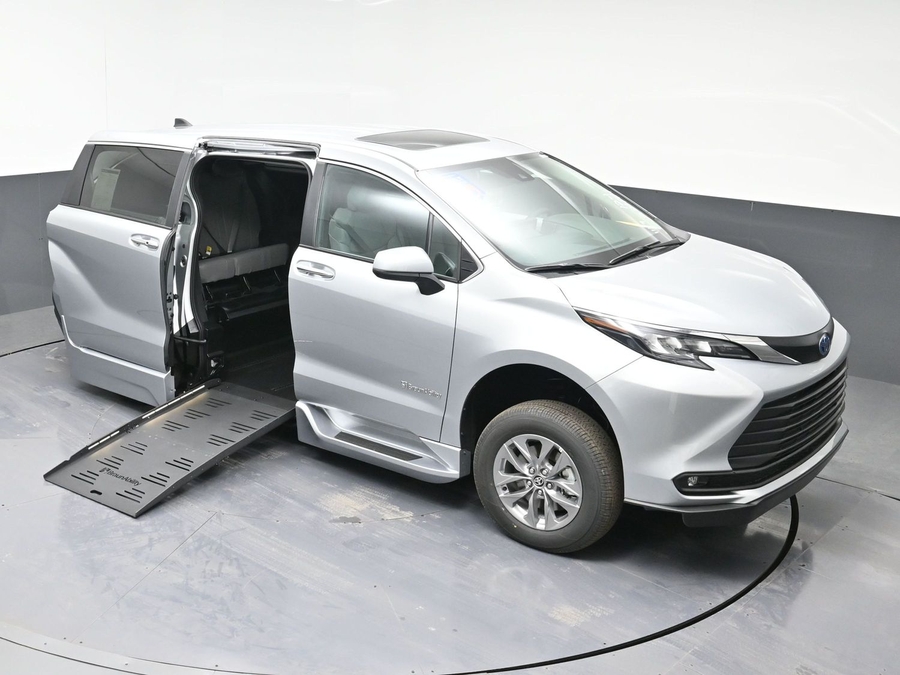 New 2025 Toyota Sienna Hybrid XLE Base - BraunAbility Side Entry Entry Fold Out Automatic Ramp