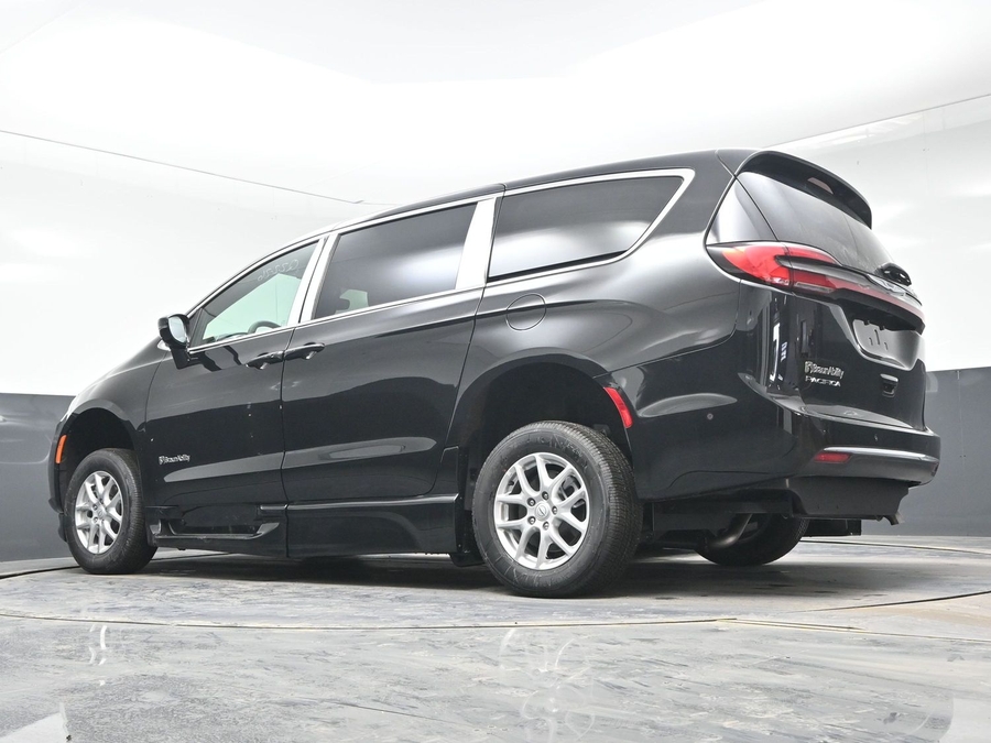 Black Chrysler Pacifica image number 18