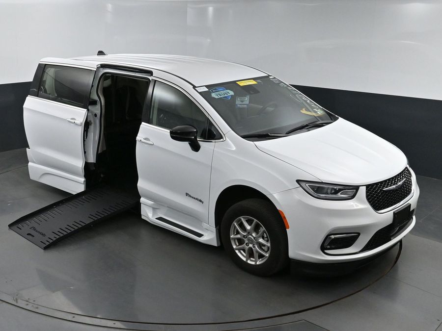 Used 2024 Chrysler Pacifica Touring L - BraunAbility Side Entry Entry Fold Out Automatic Ramp