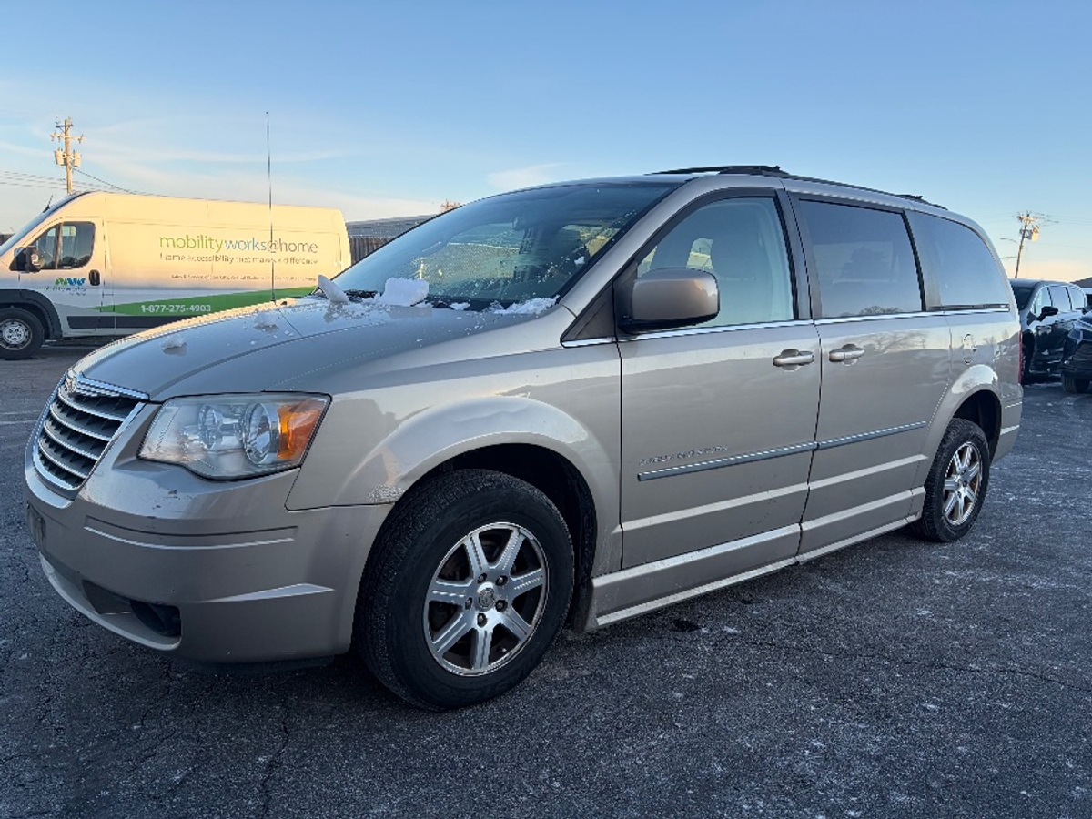 2009 CHRYSLER TOWN AND COUNTRY - Image 4