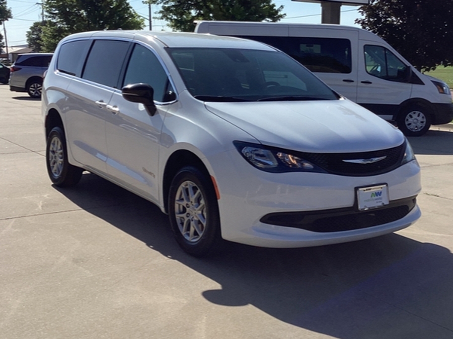 White Chrysler Voyager image number 1