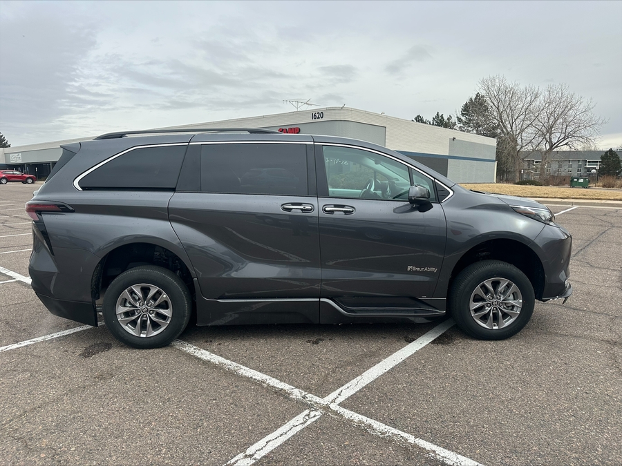 Grey Toyota Sienna image number 12