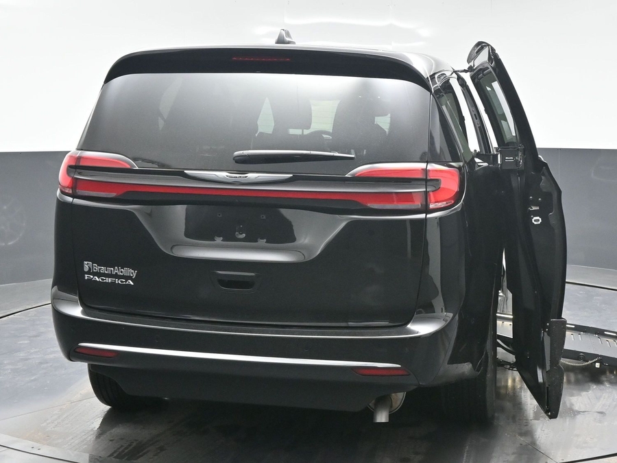 Black Chrysler Pacifica image number 5