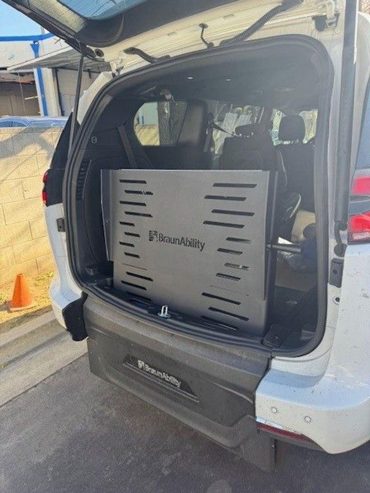 White Chrysler Voyager image number 8