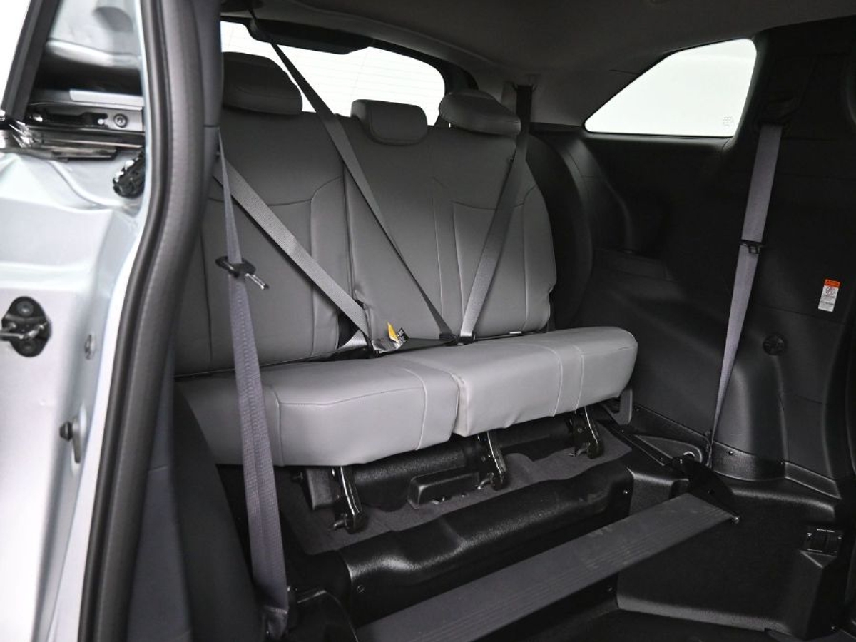 Silver Toyota Sienna image number 9
