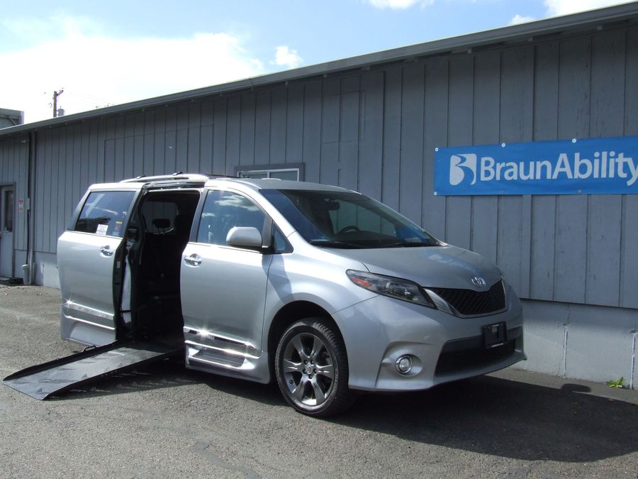 New 2025 Toyota Sienna Hybrid AWS XLE Plus - VMI Side Entry Entry In Floor Automatic Ramp