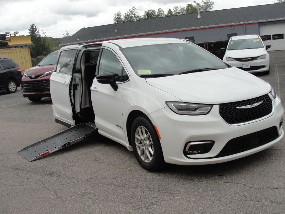 2024 CHRYSLER PACIFICA - Image 1