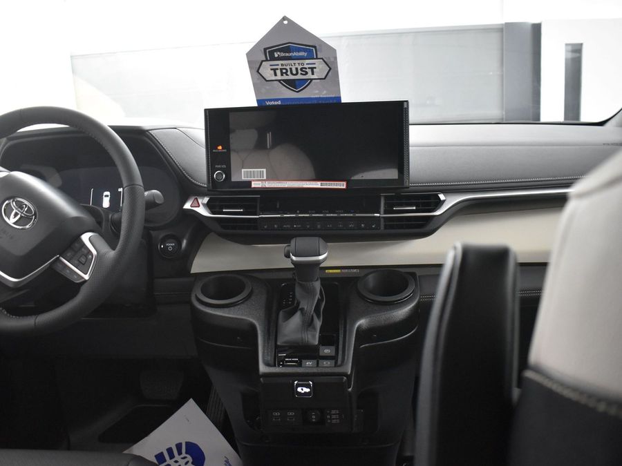 New 2025 Toyota Sienna Hybrid Platinum - BraunAbility Side Entry Entry In Floor Automatic Ramp