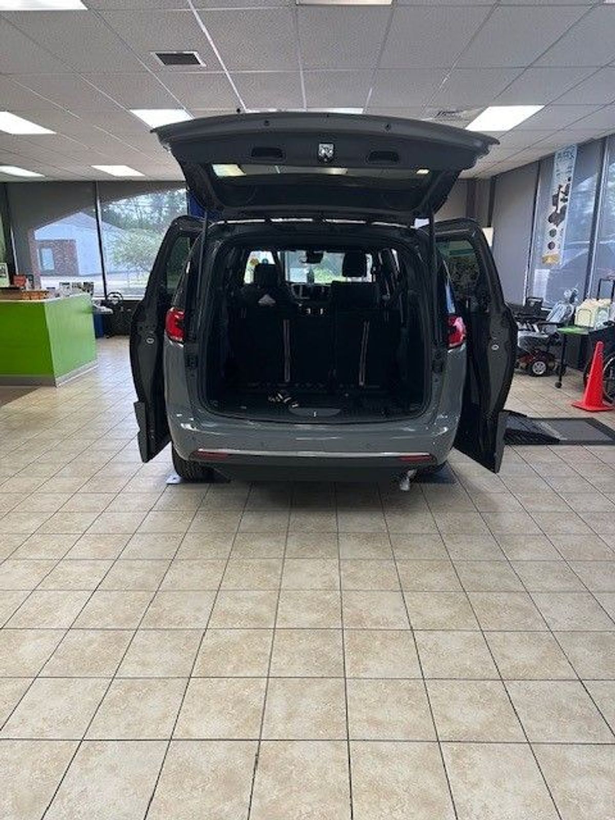 Grey Chrysler Pacifica image number 5
