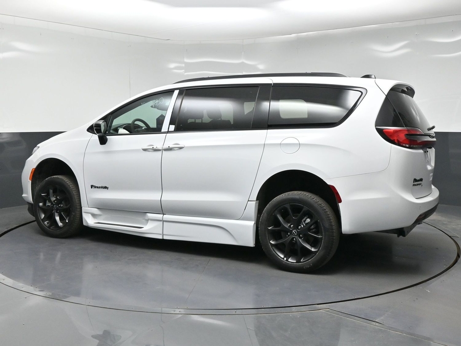 White Chrysler Pacifica image number 1
