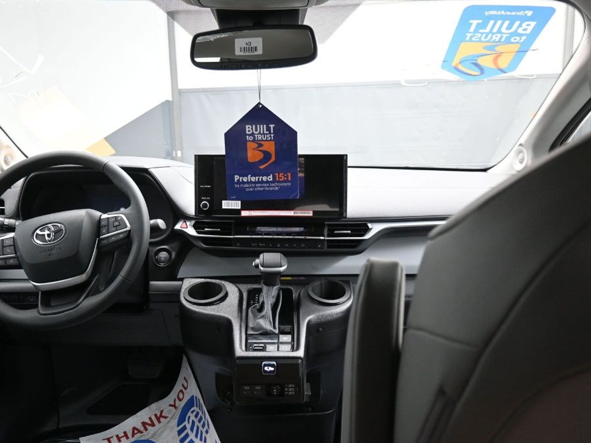 2025 TOYOTA SIENNA - Image 13