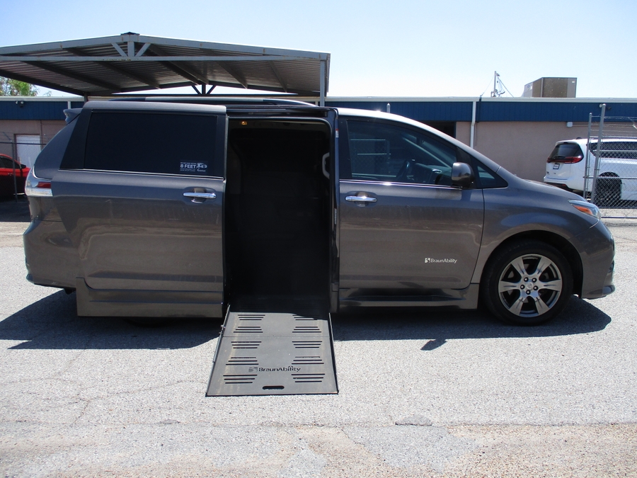 Used 2017 Toyota Sienna SE - BraunAbility Side Entry Fold Out Automatic Ramp
