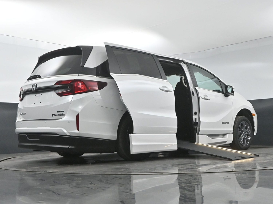 White Honda Odyssey image number 21