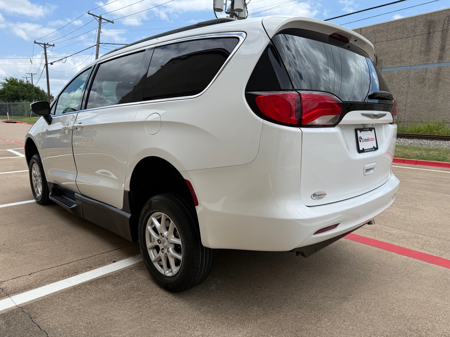 Used 2021 Chrysler Voyager LXi - BraunAbility Commercial Side Entry Entry Fold Out Manual Ramp