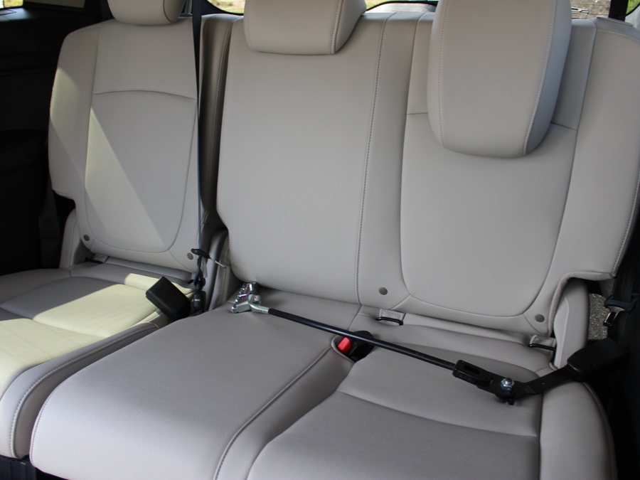 White Honda Odyssey image number 16