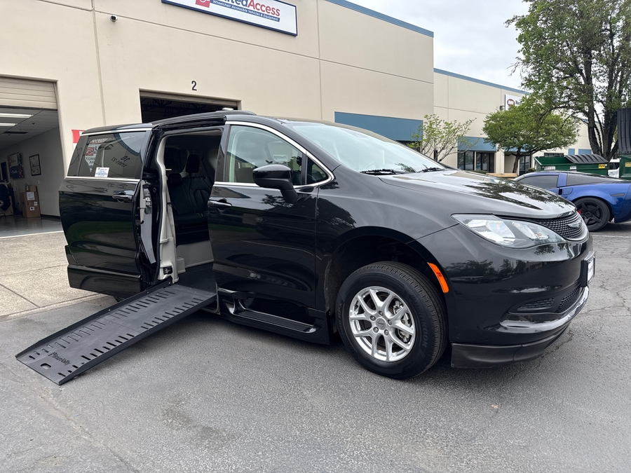 Used 2021 Chrysler Voyager LXi - BraunAbility Side Entry Entry Fold Out Automatic Ramp