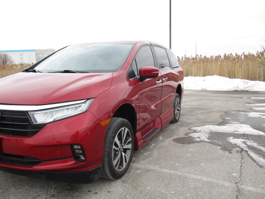 Red Honda Odyssey image number 1