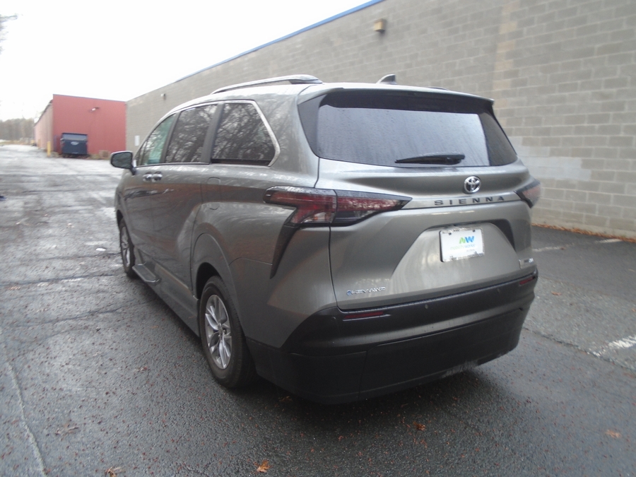 Grey Toyota Sienna image number 13