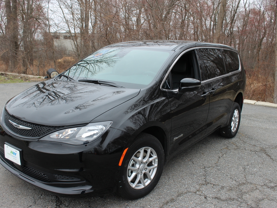 Black Chrysler Voyager image number 7