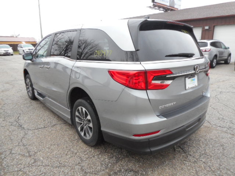 Silver Honda Odyssey image number 3