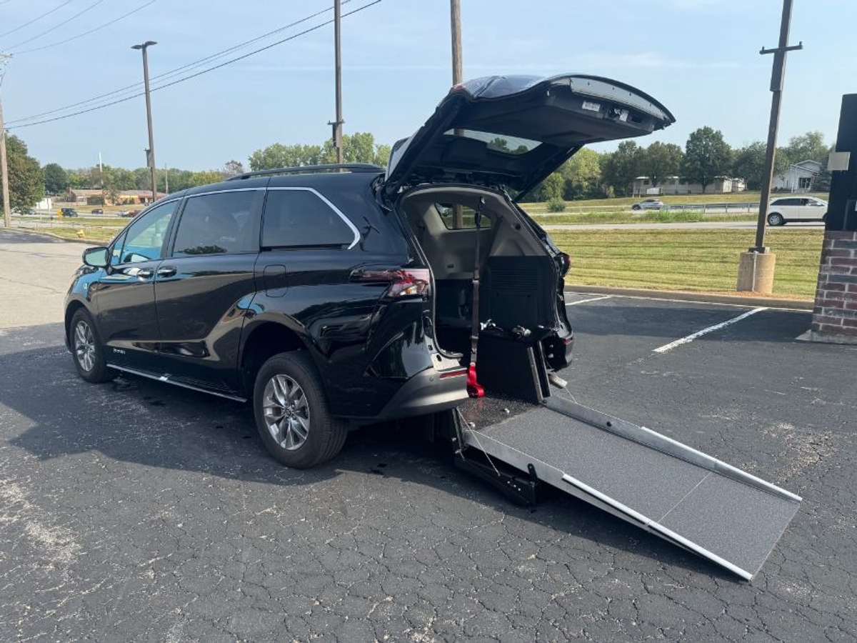 2024 TOYOTA SIENNA - Image 1