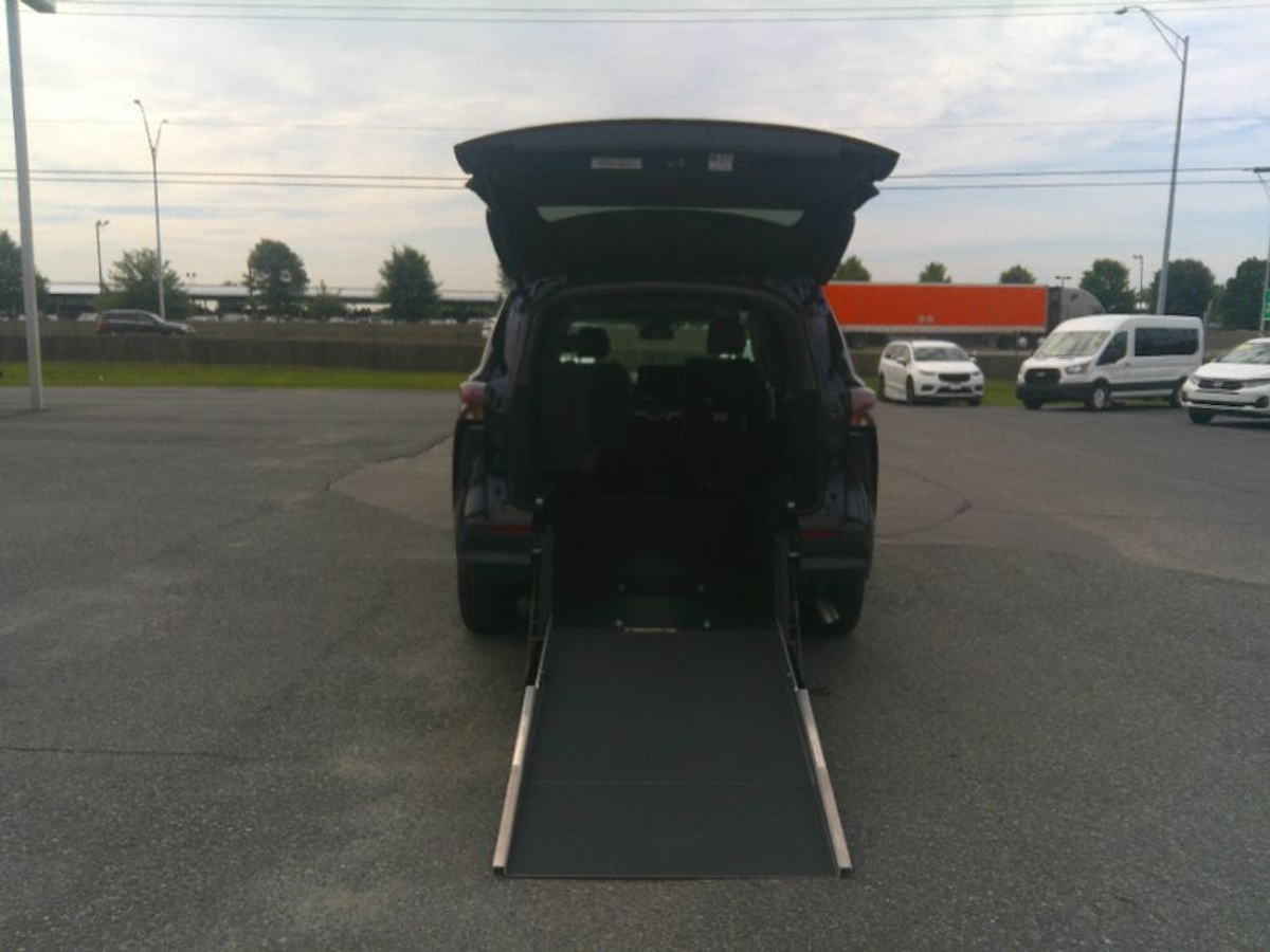 Blue Toyota Sienna image number 18