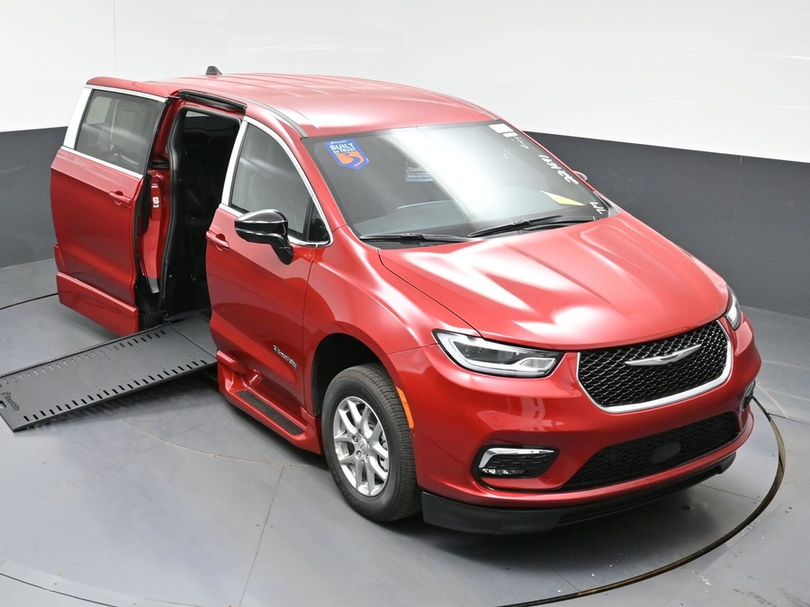 New 2026 Chrysler Pacifica Select Safety - BraunAbility Side Entry In Floor Automatic Ramp