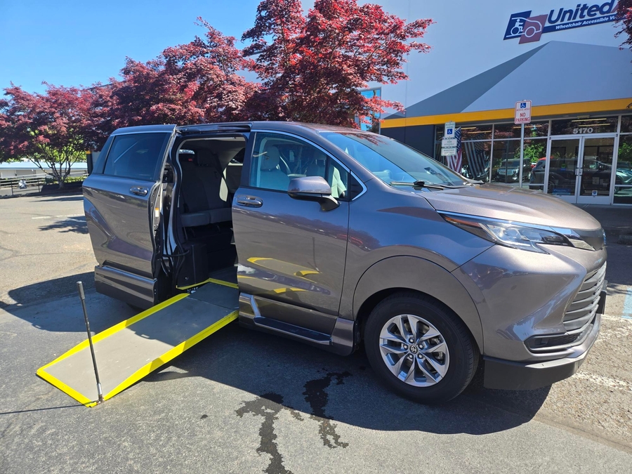 Used 2021 Toyota Sienna Hybrid LE AWD - Vantage Mobility Commercial Side Entry Entry In Floor Manual Ramp