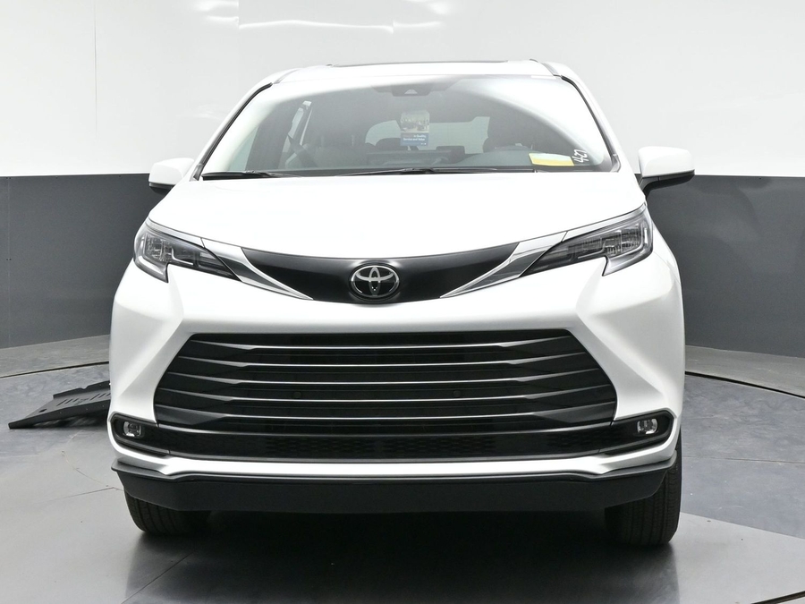 New 2026 Toyota Sienna Hybrid XLE Base - BraunAbility Side Entry Entry Fold Out Automatic Ramp