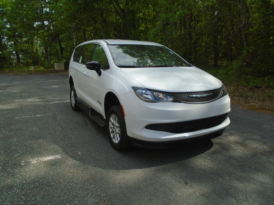 White Chrysler Voyager image number 8