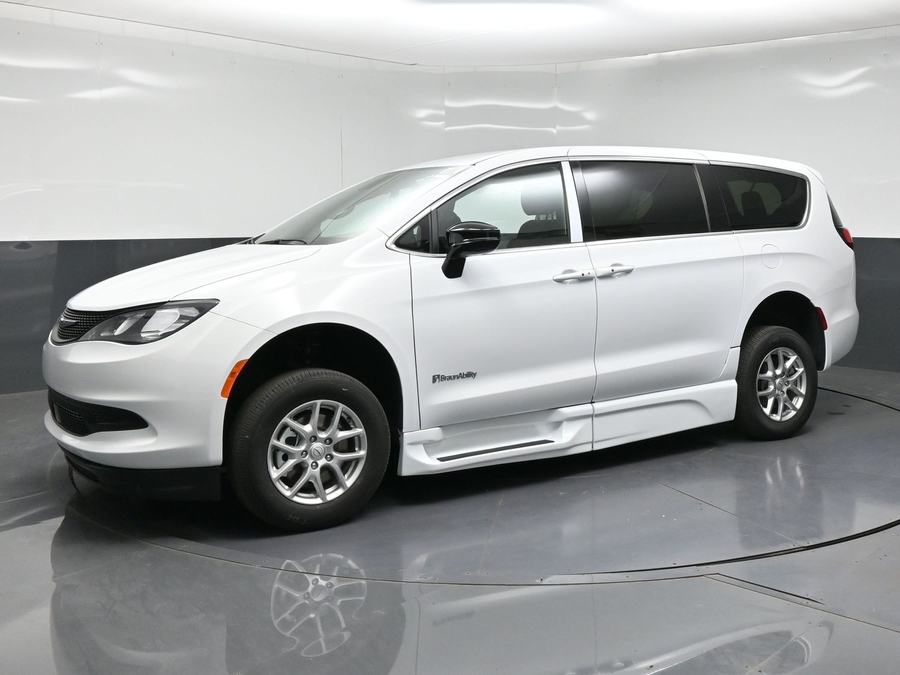 White Chrysler Voyager image number 2