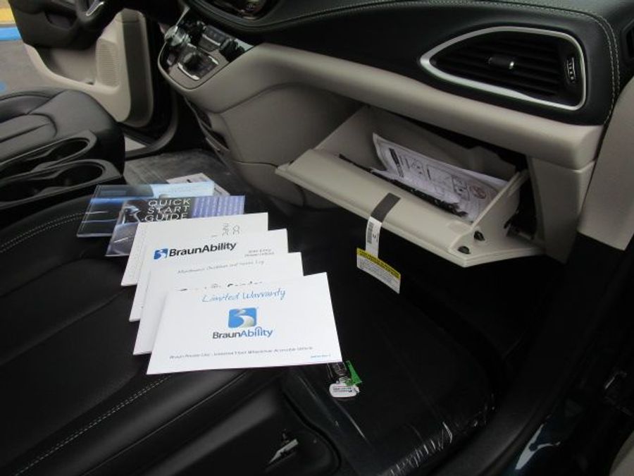 New 2025 Chrysler Pacifica Select Safety - BraunAbility Side Entry Entry In Floor Automatic Ramp
