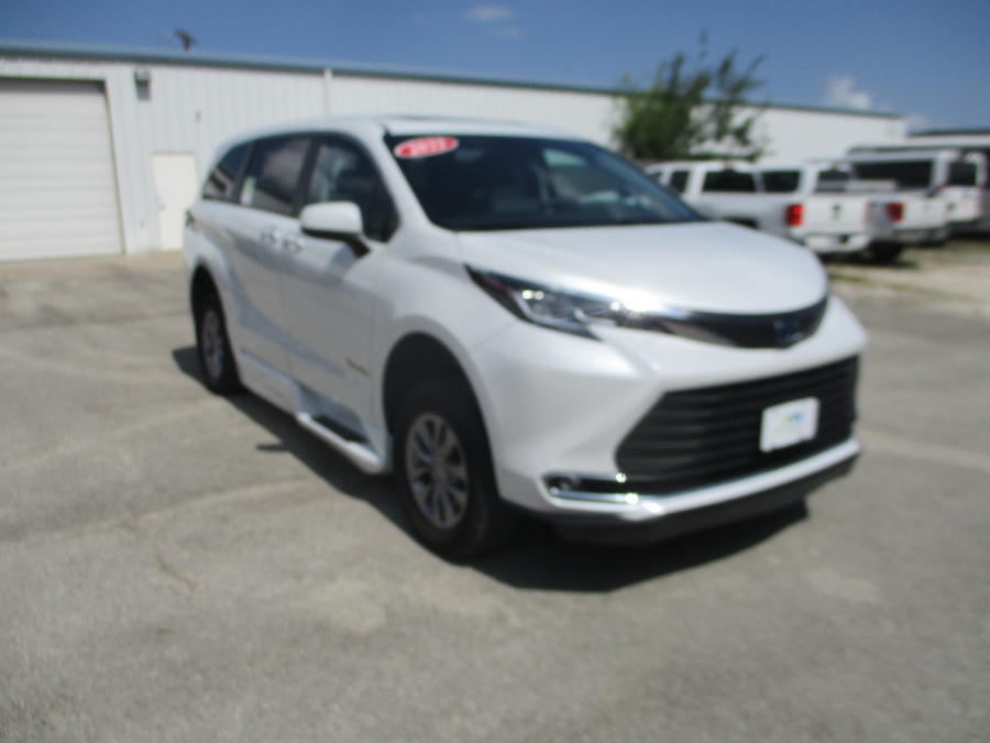 White Toyota Sienna image number 2