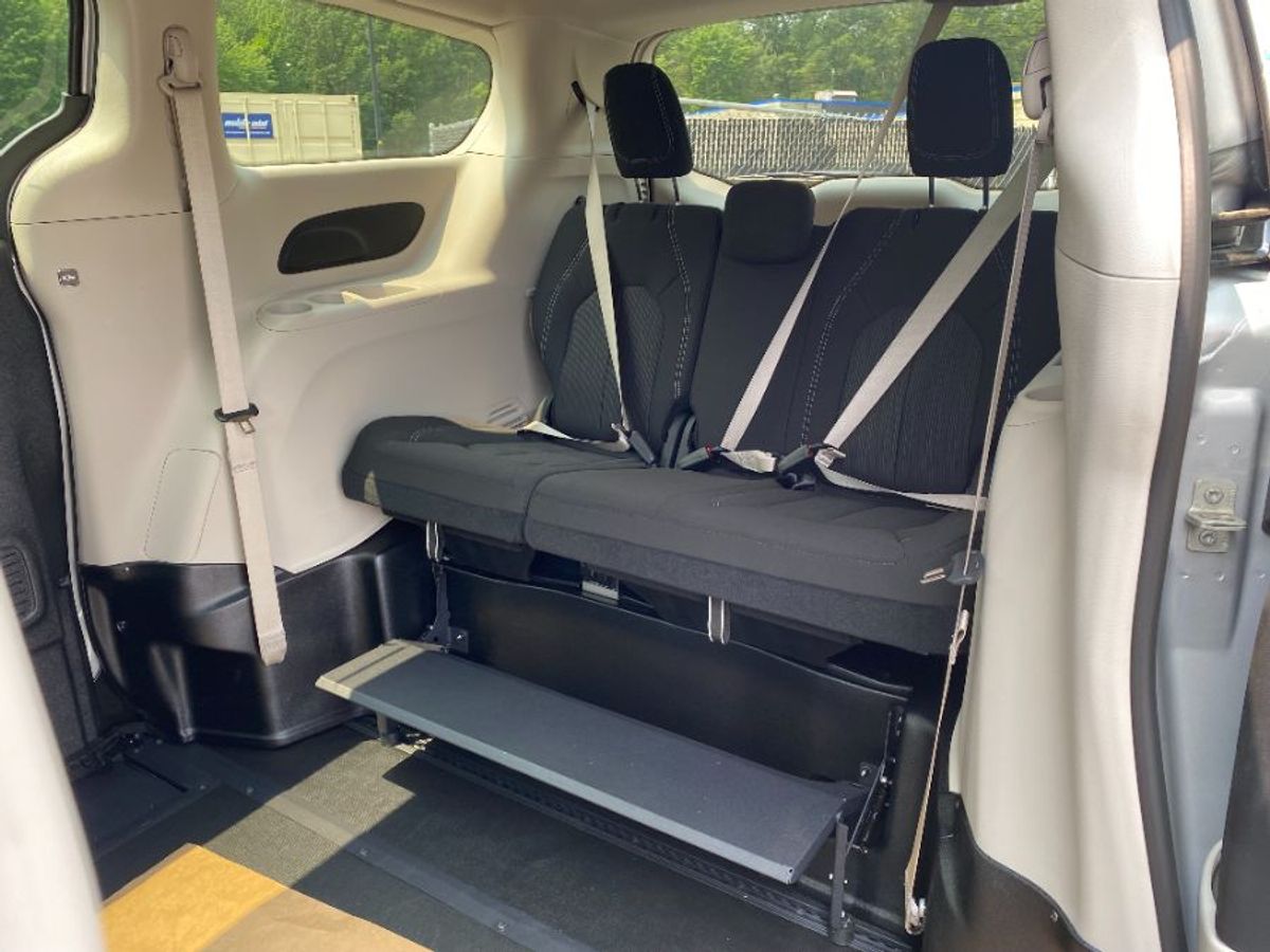 Silver Chrysler Voyager image number 16